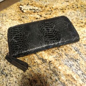 Kenneth Cole Reaction N.Y. Leather Black/Silver Python Pattern Zip Around Wallet